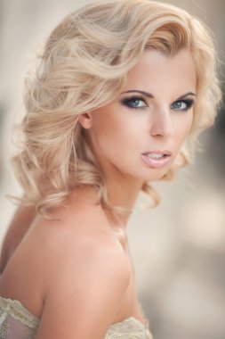 Vogue stilini gelin, altın gelinlik açık havada şık seksi kadın.