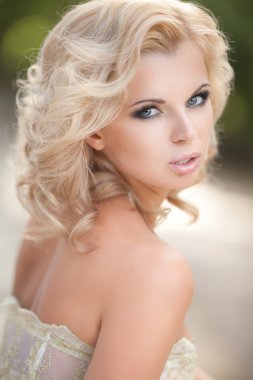Vogue stilini gelin, altın gelinlik açık havada şık seksi kadın.