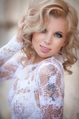 Vogue stilini gelin, altın gelinlik açık havada şık seksi kadın.