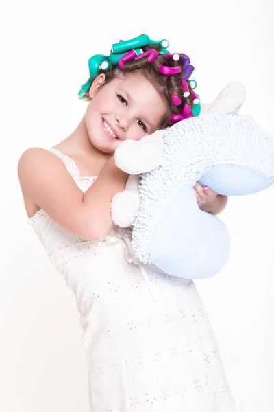 Mooie kleine meisje portret in krulspelden en pyjama's, huidverzorging kind schoonheid en glamour. — Stockfoto