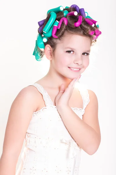 Mooie kleine meisje portret in krulspelden en pyjama's, huidverzorging kind schoonheid en glamour. — Stockfoto