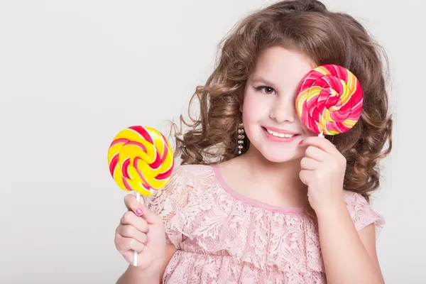 candy lolipop şeker lolipop yiyen mutlu küçük kız ile komik çocuk çocuk tatlılar yemek. şeker ile sürpriz çocuk.