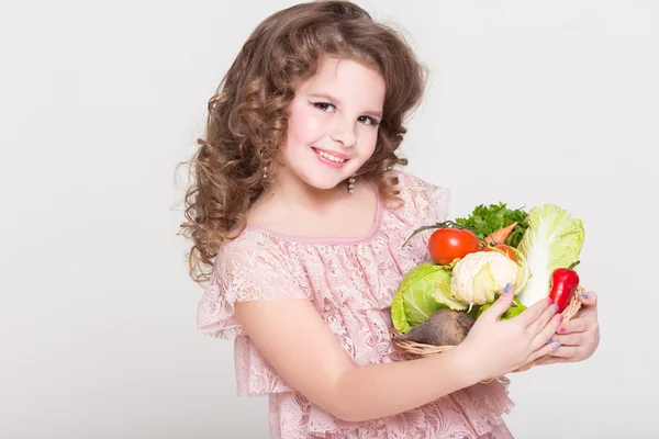 Szczęśliwa dziewczynka z koszykiem warzyw, — Zdjęcie stockowe