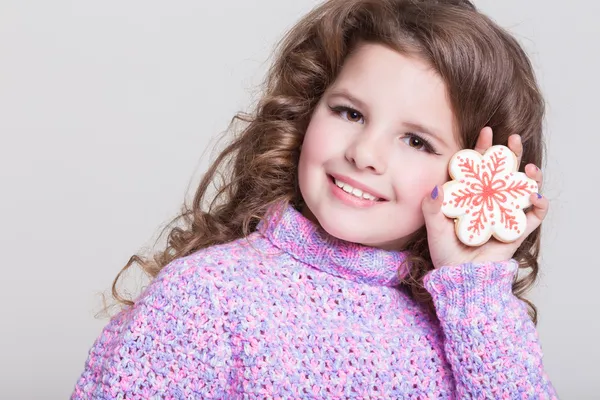 Beautiful littel girl with cookies. — Stock Photo, Image