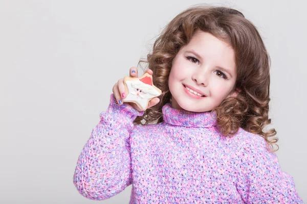 Beautiful littel girl with cookies. — Stock Photo, Image