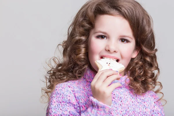 Hermosa chica littel con galletas . —  Fotos de Stock