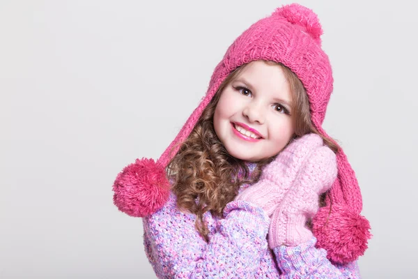 Roztomilá holčička v zimě vlněné Doplňky. — Stock fotografie