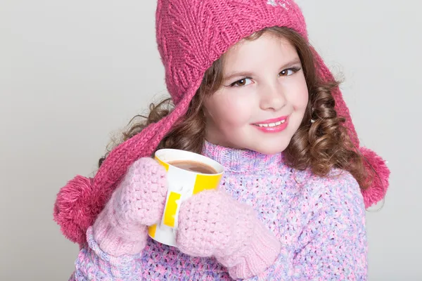 Mooi kind in winter hoed drinken warme chocolademelk — Stockfoto