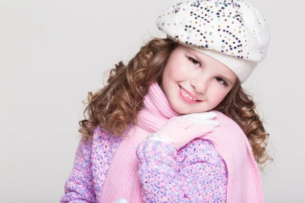 Krásná holčička v zimě pletené rukavice růžový šátek klobouk a barevné příjemný svetr. — Stock fotografie