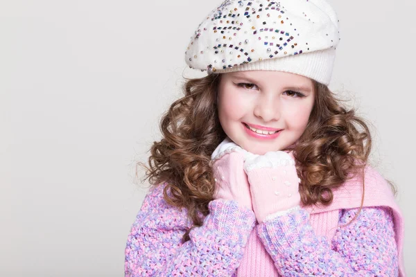 Krásná holčička v zimě pletené rukavice růžový šátek klobouk a barevné příjemný svetr. — Stock fotografie