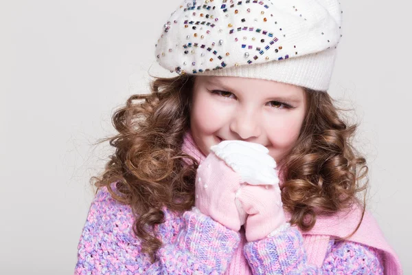 Mooie meisje in de winter gebreide hoed roze sjaal handschoenen en kleurrijke gezellige trui. — Stockfoto