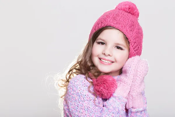 Söt liten flicka i vinter ull tillbehör. — Stockfoto