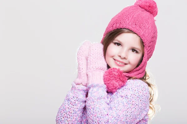 Niedliches kleines Mädchen im wollenen Winterzubehör. — Stockfoto