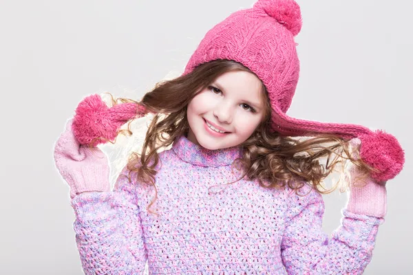 Χαριτωμένο κοριτσάκι σε μάλλινα αξεσουάρ χειμώνα. — Φωτογραφία Αρχείου