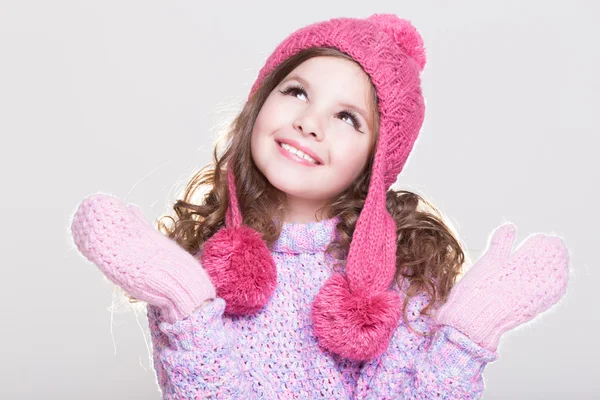 Schattig klein meisje in winter wollen accessoires. — Stockfoto