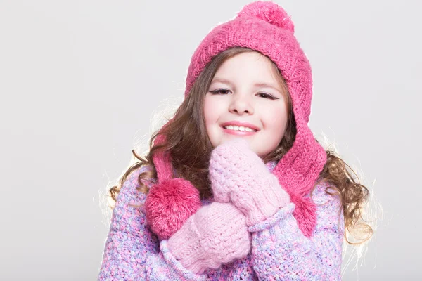 Roztomilá holčička v zimě vlněné Doplňky. — Stock fotografie