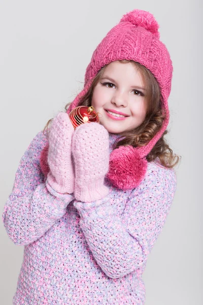 Hermosa niña de invierno con juguete árbol de Navidad . —  Fotos de Stock