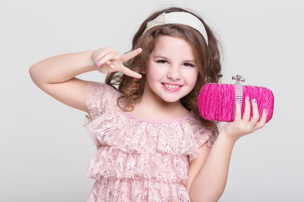 Mooi klein meisje portret met glamour koppeling, studio — Stockfoto