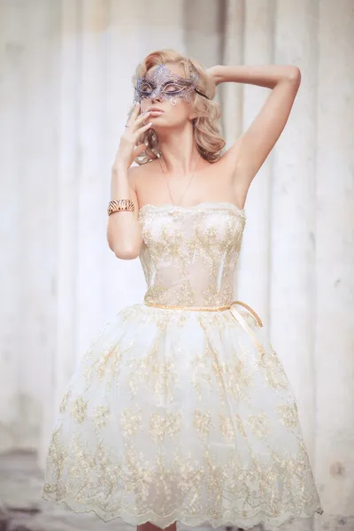 Mode-Stil Porträt der schönen zarten Frau in venezianischer Maske und modischem Kleid. — Stockfoto