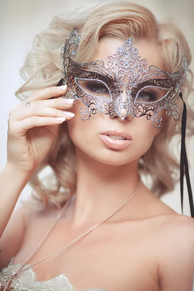 Vogue style portrait of beautiful delicate woman in venetian mask and fashionable dress. — Stock Photo, Image