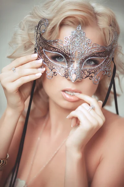 Vogue style portrait of beautiful delicate woman in venetian mask and fashionable dress. — Stock Photo, Image