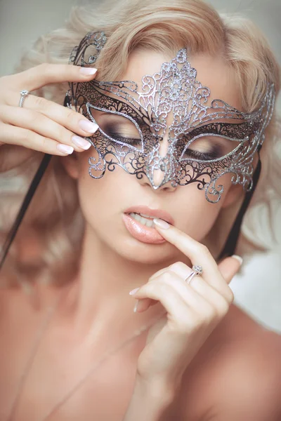 Vogue stijl portret van mooie delicaat vrouw in Venetiaans masker en modieuze kleding. — Stockfoto