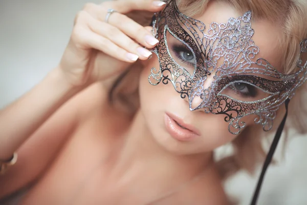 Vogue style portrait of beautiful delicate woman in venetian mask and fashionable dress. — Stock Photo, Image