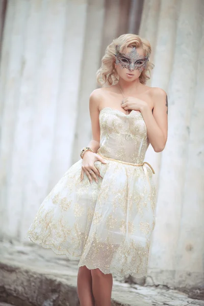 Vogue style portrait of beautiful delicate woman in venetian mask and fashionable dress. — Stock Photo, Image
