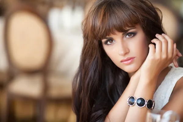 Café, hüzünlü güzel bir kız yalnız kadın.