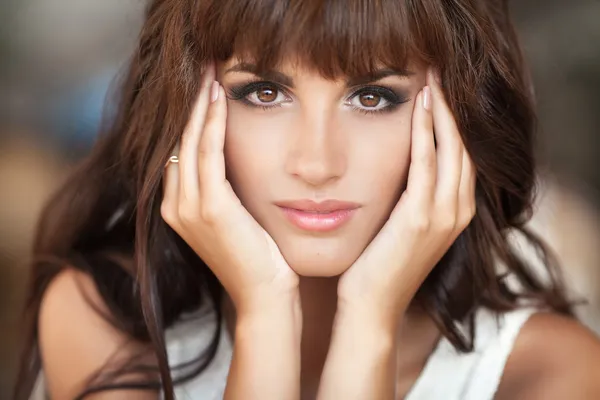 Mooie jonge brunette vrouw close-up. Portret of vrij gelukkig meisje in café. Rechtenvrije Stockfoto's