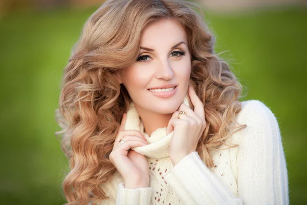 Belle jeune femme en plein air dans un parc vert regardant heureux et souriant à la caméra — Photo