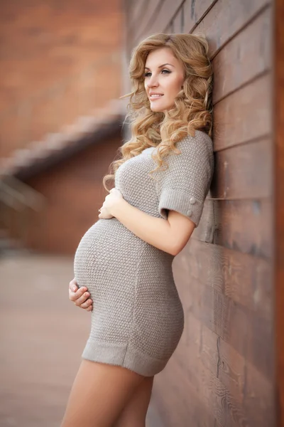 Happy pregnant woman outdoors in park — Stock Photo, Image