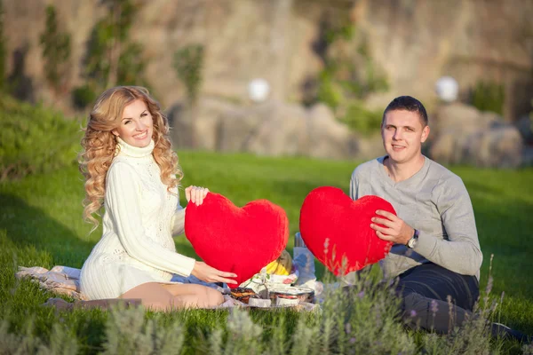 Schwangere und ihr Mann entspannen sich in der Natur und picknicken im Park — Stockfoto