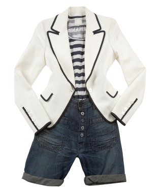 çizgili t gömlek ve kot şort ile beyaz blazer