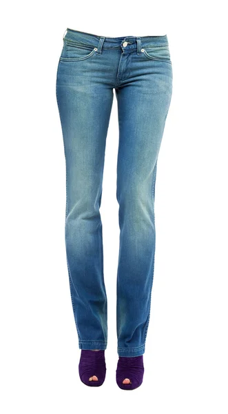 genç kadının bacakları açık mavi kot pantolon ve mor peep toe pompalar