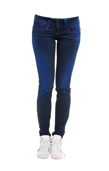 Mladá žena nohy s barvenou modré džíny a tenisky — Stock fotografie