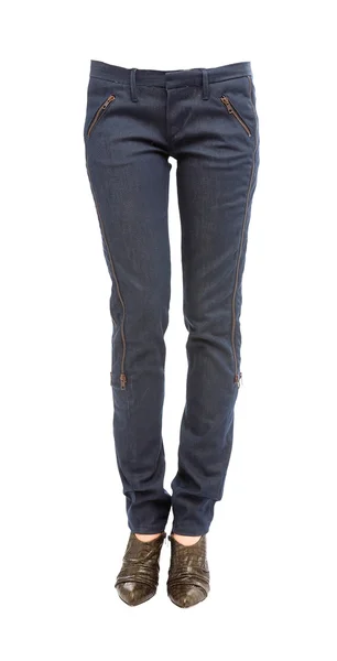 Zip 形式のジーンズとワニ革ポンプで若い女性の足 ロイヤリティフリーのストック写真