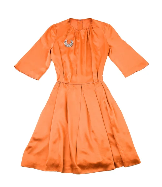 Robe plissée évase mandarine satinée avec broche diamants — Photo