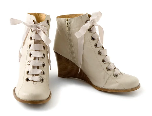 Ahşap Takoz Beyaz deri sıkıştırılmış ayak bileği botları — Stok fotoğraf