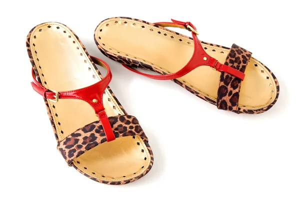 Красная лакированная кожа и леопардовый узор шлепанцы сандалии — стоковое фото