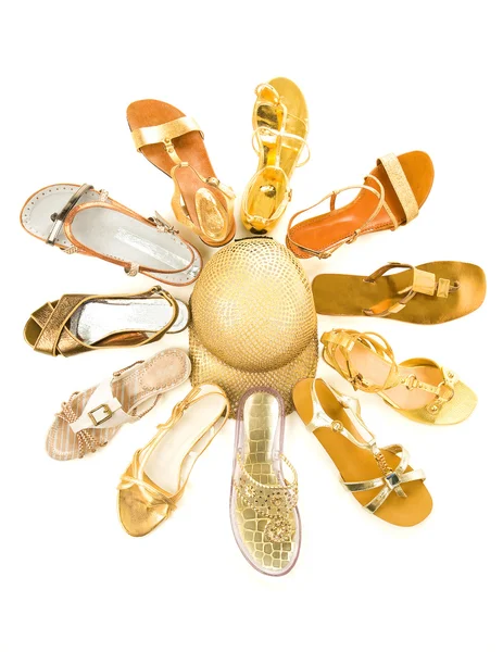 Sonne geformte goldene Sandalen Stillleben Mode Zusammensetzung — Stockfoto