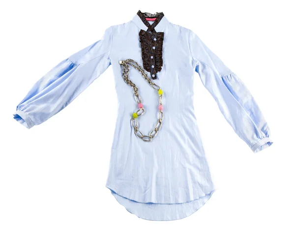Shirtwaist jurk met groot links en veelhoekige kleur kralen ketting — Stockfoto
