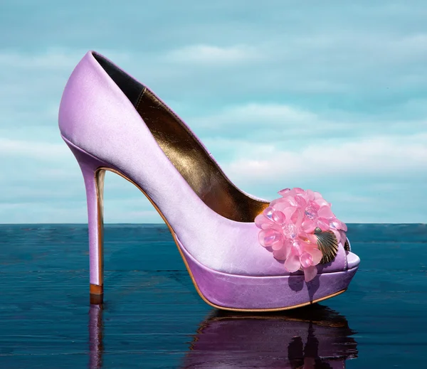 Lilac fashionable stiletto peep toe with marine golden details — Stock Photo, Image