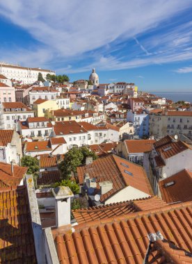 Lizbon 'un çatıları kilise kulesine çıkıyor.