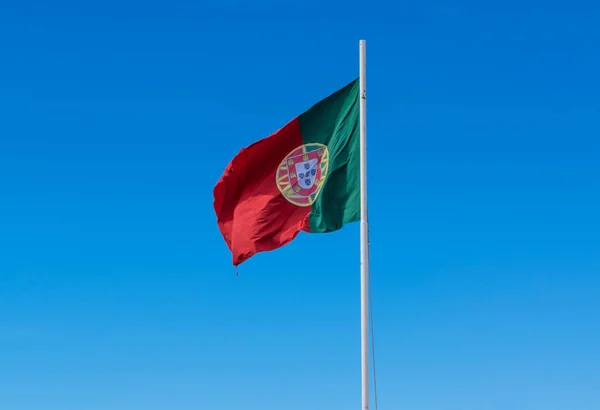 Portugalska Flaga Machająca Przed Niebem — Zdjęcie stockowe