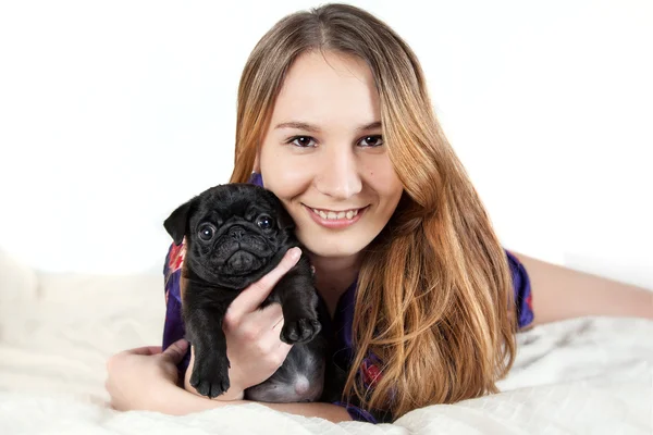 genç kadın ile köpek