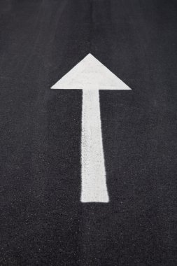 ok işareti olarak bir sokakta yol işaretleri