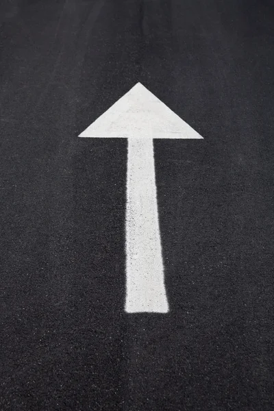 ok işareti olarak bir sokakta yol işaretleri