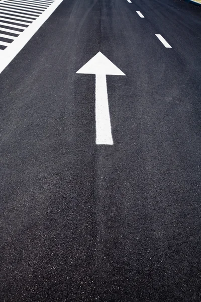 ok işareti olarak bir sokakta yol işaretleri