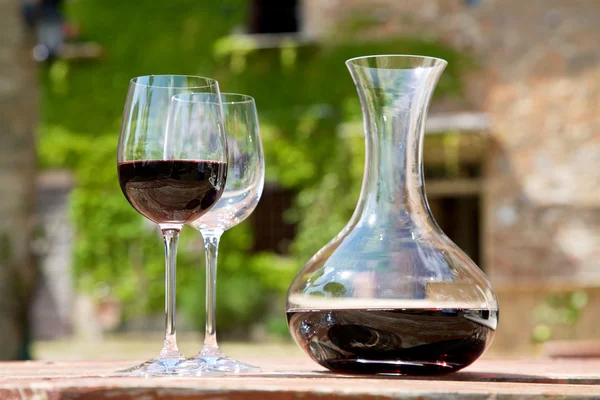 kırmızı şarap, şarap sürahi ve iki şarap gözlük bağ